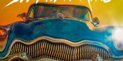 Portada de From a Buick 8 de Stephen King. En la parte superior se lee: The Ultimate Storyteller. Debajo el autor. Debajo de este hay la foto de un Buick 8 de frente y deformado. Debajo del coche se lee el título