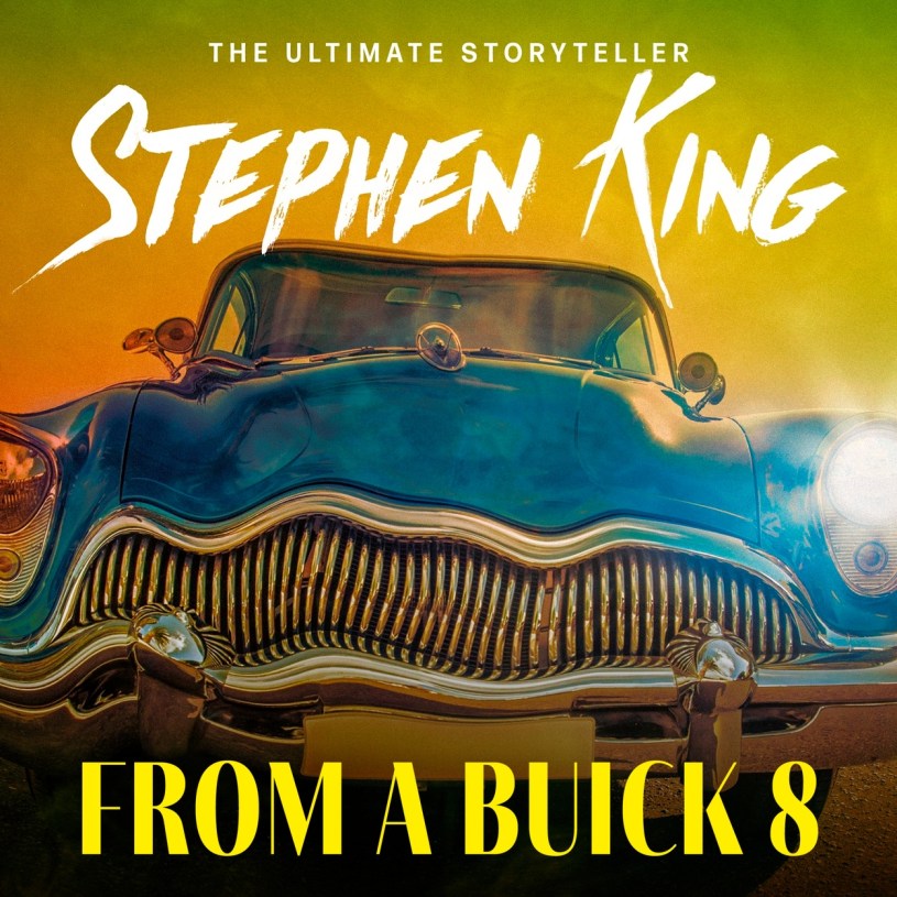 Portada de From a Buick 8 de Stephen King. En la parte superior se lee: The Ultimate Storyteller. Debajo el autor. Debajo de este hay la foto de un Buick 8 de frente y deformado. Debajo del coche se lee el título